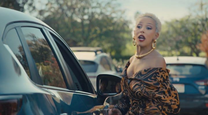 Doja Cat Is Photobombing Fans in Taco Bell’s 2025 Super Bowl Commercial Teaser
